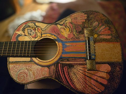 Vibrez aux rythmes envoûtants : Expo-concert DJing célébrant les guitares, une véritable œuvre d'art